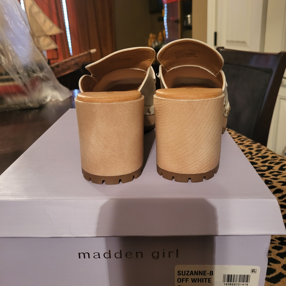 Madden Girl Cream Mules with Gold Details - Picture 4 of 4